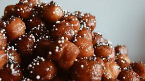 Using a large spoon or damp hands, arrange the struffoli and hazelnuts around the glass to form a wreath shape. Come Fare Gli Struffoli Napoletani Al Cioccolato La Ricetta Piu Cioccolattosa