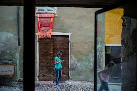 Alex Webb Italy Piemonte Monforte 2015 Outside Le Case Della Saracca Hotel And Resaurant Alex Webb Magnum Photos Contemporary Photography
