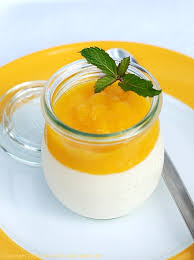 Panna cotta hat mich nie wirklich grossartig interessiert. Saure Sahne Mousse Mit Frischer Mango Chili Und Ciabatta