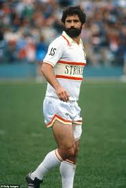 Gerhard gerd müller is a german former professional footballer. Der Bomber Gerd Muller Ist Im Kampf Gegen Demenz Aber Sein Erbe Ist Unantastbar Aktuelle Boulevard Nachrichten Und Fotogalerien Zu Stars Sternchen