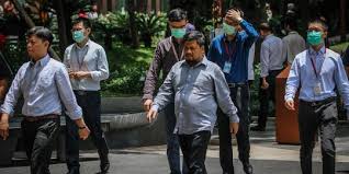 Barang substitusi dan komplementer adalah dua atau lebih jenis barang yang mempunyai hubungan antara satu dan yang lainnya, bisa itu saling melengkapi atau saling menggantikan. Barang Barang Di Indonesia Yang Makin Mahal Langka Karena Virus Corona Merdeka Com