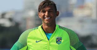O canoísta conquistou sua segunda medalha na rio 2016, na prova c1 200m, ao arrancar os bronze nos últimos metros. Isaquias Queiroz Historia De Vida