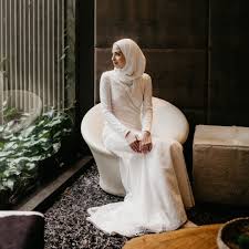 I did search but no luck, any since many muslim men end up marrying more than one wife,i was asking,if he found someone else he fancied too ,can he wed. How To Wear A Hijab With Your Wedding Gown