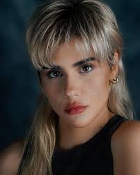 Sophia Sutton's Instagram, Twitter & Facebook