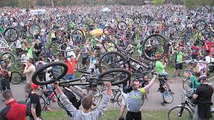 The group of riders was 2.77 km/1.72 mi long. No Emission But A Mission Critical Mass Rollt Wieder Am 26 08 2016 In Berlin