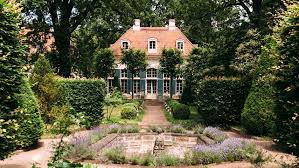 Im Stadtchen Radebeul Bei Dresden Stehen Viele Grunderzeit Villen Mit Grossen Garten Im Rucken Liegen Die Weinberge Dresden Und Di Hotel Europa Radebeul Villa