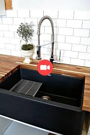 Un Noir A La Ferme Evier Donne A Notre Pays Une Cuisine Une Atmosphere Chaleureuse Cuisinedec Armoire De Cuisine Salle A Manger Industrielle Luminaire Cuisine