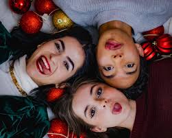 🎄 𝐂𝐡𝐫𝐢𝐬𝐭𝐦𝐚𝐬 𝐢𝐬𝐧'𝐭 𝐚 𝐫𝐞𝐚𝐬𝐨𝐧, 𝐢𝐭'𝐬 𝐚 𝐟𝐞𝐞𝐥𝐢𝐧𝐠  🎁 . . . . .  #christmas#shooting#camera#cozy#gift#hat#hohoho#scarf#red#white#snow#tree#makeup#santa#outfit