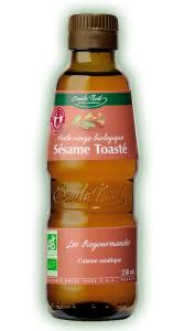 En effet, les graines de sésame permettent d'élaborer une huile au goût caractéristique et idéal pour assaisonner. Huile De Sesame Toaste Indispensable En Cuisine Asiatique Laure Kie
