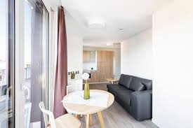 Bei azubiyo findest du mehr als 1390 freie ausbildungsplätze in berlin und vom brandenburger tor über die berliner mauer bis hin zum reichstag: Voll Moblierte Apartments Mit Eigener Kuche Und Bad Urban Living Berlin