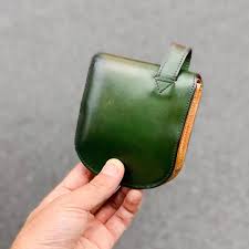 革財布のお店mic ミック 上野店 on instagram 先日上野店にお越しいただいたお客様のコードバンのヒップポケットです 新しいグリーンのコードバンのヒップポケットをお求めいただき こちらの先代をお店に残していかれました 正確な年数をお聞きし忘れて