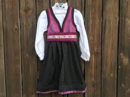 Enkelte bunader, som for eksempel hardangerbunad og hallingstakk. Norwegische Bunad Folk Kleid Und Bluse Traditionelle Norwegian Etsy