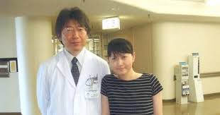 2009年1月に難病 抗nmda受容体脳炎 を発症した石崎美香さん 37 茨城県つくば市 は 病気のメカニズム解明から間もなかったために 適切な治療を受けるまで8カ月を要したが 治療 研究の第一人者である北里大学病院の飯塚高浩医師の診察を経て意識を回復した 翌10