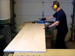 Pour poser des meubles de cuisine en angle, vous avez le choix entre un caisson d'angle ou la jonction entre deux modules. Comment Fabriquer Un Caisson D Armoire Parlons Bois Ep 39 Youtube