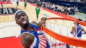 Jogador de basquete em pé na quadra de basquete. Garra Vale Mais Que Altura Conheca O Jogador Americano De Basquete Que Tem 1 34 M Bbc News Brasil