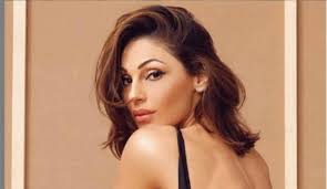 Nell'immagine anna tatangelo sfoggia un long bob che lascia scoperte le spalle e indossa una camicetta con un'ampia scollatura. Anna Tatangelo Chiude I Social E Torna Bionda Dopo L Addio A Gigi D Alessio Controcopertina Com
