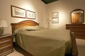 Nel nostro catalogo trovate letti col giroletto semplice e letti in legno con contenitore che aggiungono capienza alla stanza.design classico e linee slanciate, decorazioni che valorizzano il vero legno e le. Camera Da Letto In Legno Massello Camere Da Letto Classiche E Moderne Umbria Bevagna Perugia Umbria Italia