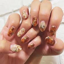 ショートネイル 秋の定番べっ甲柄 散りばめたワイヤーや ラメがお気に入り nails nailart ネイルデザイン ネイルアート jel nail designs nails beauty