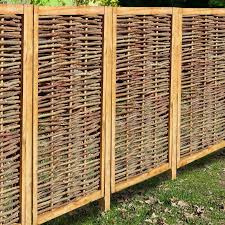 Aus Zaunelementen Wie Hier Elemente Mit Haselnussgeflecht Entsteht Ein Schoner Naturzaun Https Www Haus Garten Naturzaun Sichtschutz Gunstig Dachbegrunung