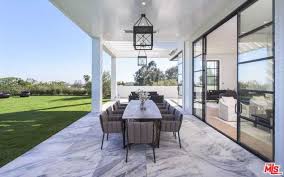 The outside of james's house also has a huge parking space which is necessary for his grand collection of cars. Nba Star Lebron James Bought A Brentwood Mansion For 23 Million Observer