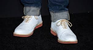 Brosse pour l'entretien de vos chaussures en suede ou nubuck.le manche est en bois, les poils sont en laiton. Conseils Pour Entretenir Ses Chaussures En Nubuck