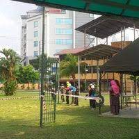Ia berhenti berdekatan pada 14.02. Pusat Kokurikulum Kuala Lumpur Government Building In Kuala Lumpur