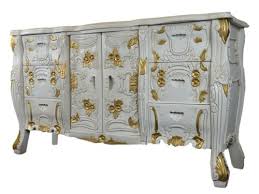 Ein weißes sideboard in der farbe weiß hat ein zeitloses design und passt harmonisch zu jeder einrichtung. Schnitzereien