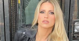 She is an actress, known for striscia la notizia (1988), alex l'ariete (2000) and ancient warriors (2003). Michelle Hunziker Reveals An Unprecedented Background With Eros Ramazzotti Panicking I Took The Train And Ran Away Curler Ruetir