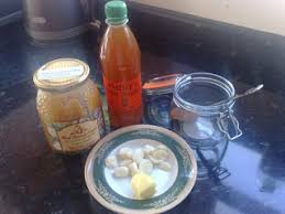 Campur cuka apel dan air dalam mangkuk kecil, lalu rendam bola kapas di dalamnya dan aplikasikan di wajah anda. Ramuan Bawang Putih Madu Dan Cuka Epal Untuk Kesihatan Seisi Rumah