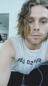 5 seconds of summer singer luke hemmings is engaged to his girlfriend sierra deaton, the pair hemmings' 5sos bandmate michael clifford made things official with his own girlfriend, crystal leigh. Luke Vissza Akarja Szerezni Mikeot De Ez Nem Olyan Egyszeru Mike Ne Fanfiction Fanfiction Amreading Books Wattpad In 2021 Luke Hemmings 5sos Luke Celebrities