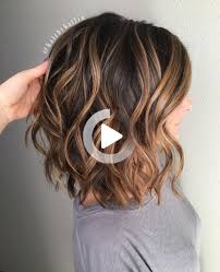 Cette coupe de cheveux montre à quel point une coiffure pour homme aux cheveux longs peut être sophistiquée. Epingle Sur Coiffures Moyennes Boucles