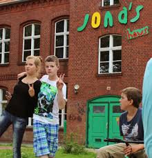 Das formschöne spielgerät mit seinen vielen unterschiedlichen funktionen bietet den kleinen fantasievolle erkundungsstunden. Forscher Entdecker In Jonas Haus Staaken Info