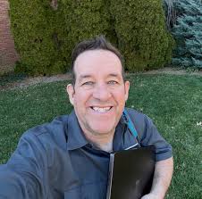 🎶 Meet Giovanni "Gio" Brooks '25! Now a current MBA student in  @sombinghamton, Brooks interned with @universalmusicgroup twice as an  undergraduate studying economics — once under the retail production team to  coordinate