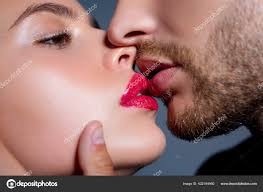 Close-up de belo casal apaixonado beijando. Jovens amantes se aproximando  para beijar. Mulher a cheirar perfumes de homem. Aroma Sexy. Beijos  sensuais. Perfil vista lateral, macro recortada do rosto. fotos, imagens de  ©