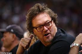 Y no todo queda ahí, ¿se han preguntado por qué luc longley no sale en el documental? Inside Heated Locker Room Spat Between Michael Jordan And Luc Longley Daily Mail Online
