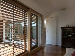Sonnenschutz Fur Die Wohnung Mit Outdoor Jalousien Jalousien Jalousie Holz Und Moderne Fensterladen