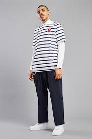 Il est en tout identique au maillot. Les Insiders Asos En Mode Football Comment Porter Les Maillots De Foot Asos