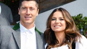Ob zu groß, zu klein oder zu steif, viele kinder tragen die falschen schuhe. Fc Bayern Star Robert Lewandowski Er Ist Erneut Vater Geworden Und Das Erste Babyfoto Ist So Niedlich Bunte De