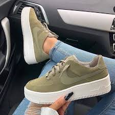Sneaker Inspiration Hier Findest Du Was Du Su Du Findest Hier Sneakerinspiration Su Umgestalten Nike Air Shoes Sneakers Fashion Casual Sneakers