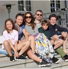 Med harald og $onja i famen har vi $ikra oss pre$ident$uiten. 140 Ideer Pa Danske Kongefamilien Kongelige Danmark Familiefotos