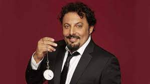 La pagina mostra la citazione di un aforisma di enrico brignano; Oggi In Tv Su Rai2 Enrico Brignano In Un Ora Sola Vi Vorrei Per Le Feste Il One Man Show Natalizio Per Ridere E Riflettere Puntozip