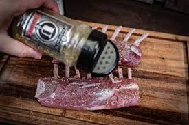 Lammkrone Vom Salzwiesenlamm Auf Skordalia Livingbbq De Rezept Lammfleisch Lammkarree Lammkotelett