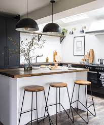 Desain dapur minimalis dengan kursi ala bar dan lampu unik. 7 Desain Mini Bar Untuk Dapur Yang Lebih Nyaman Dan Elegan Voire Project