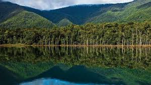 Danau baikal, juga disebut danau alam, adalah danau rift (danau yang terbentuk karena pergerakan di dalam zona keretakan tektonik) yang terletak di wilayah siberia selatan rusia. 10 Wisata Danau Terbesar Di Indonesia Tokopedia Blog