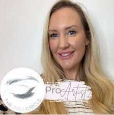 Shelley Davison's Instagram, Twitter & Facebook