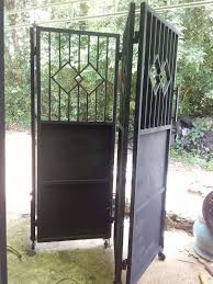 Desain rumah yang satu ini memilih menyediakan 2 meter tanah di depannya untuk dijadikan taman yang indah dan asri. Pagar Lipat Besi Minimalis Konstruksi Dan Taman 776462051