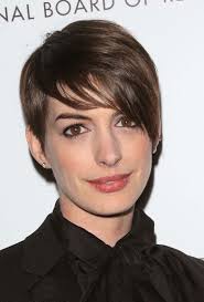 Coupe Courte Femme Avec Frange Selon La Forme Du Visage La frange est un choix audacieux qu'il faut assumer et qui ne va pas on rase court sur les côté avec une démarcation plus ou moins importante au niveau de la frange. coupe courte femme avec frange selon la