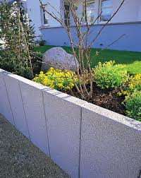 Wir helfen ihnen in diesem artikel dabei, eine stützmauer im garten genau auf ihre bedürfnisse abgestimmt zu planen und zu errichten. Stahlbeton Stutzmauer Kronimus Ag Betonsteinwerke Modular Fertigbau