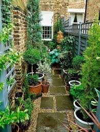 There Are Many Ideas That You Can Do To Make The Garden Of The House Beautiful But Som Courtyard Gardens Design Small Backyard Gardens Small Courtyard Gardens