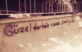 Ayrıca pembe dizilerin en önemli can damarlarından olan aşk üçgeni müessesesinin anlam ve önemini kavramış dizidir. Candan Ote Gassaray Saykodelikdesik Ogg Yalniz Tasasi Simdi Geldi